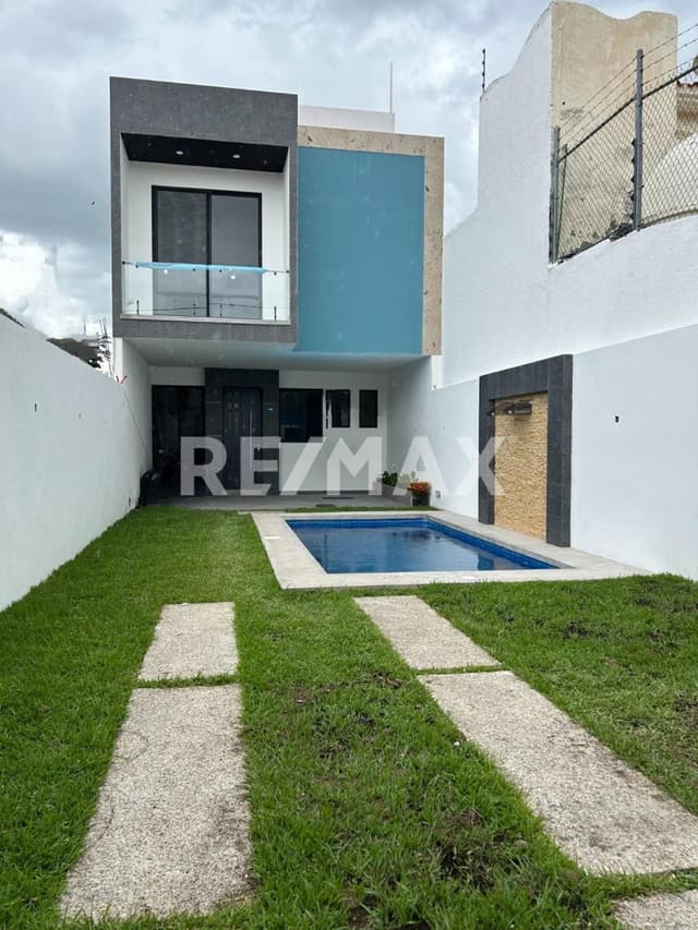 Venta de casa con roof garden, Col. Lomas Trujillo, Emiliano, Zapata, Morelos…Clave 5644