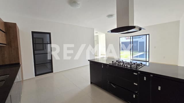 Venta de casa moderna con 4 recámaras y alberca, Burgos, Temixco, Morelos...Clave 5645
