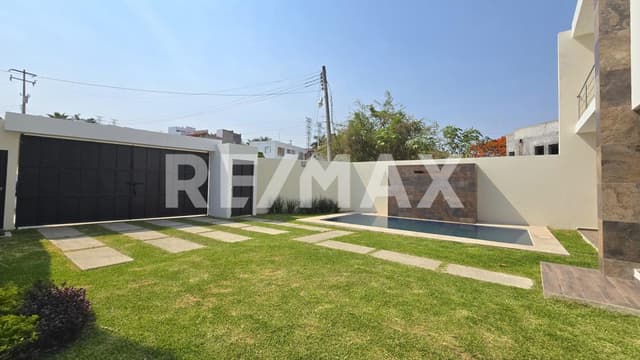 Venta de casa moderna con 4 recámaras y alberca, Burgos, Temixco, Morelos...Clave 5645