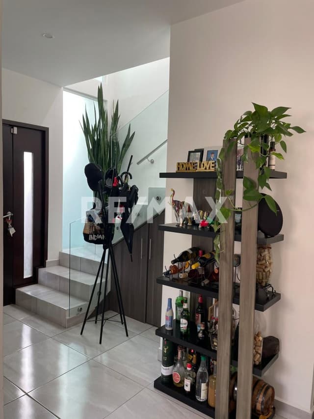 CASA CON EXCEDENTE DE TERRENO EN NAYARA SAN ISIDRO, JURIQUILLA