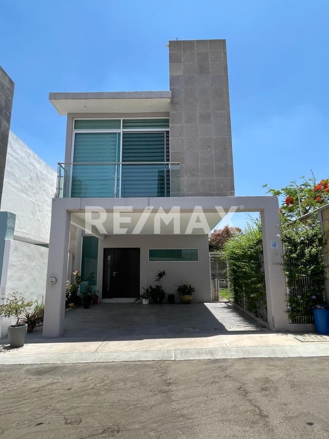 CASA CON EXCEDENTE DE TERRENO EN NAYARA SAN ISIDRO, JURIQUILLA