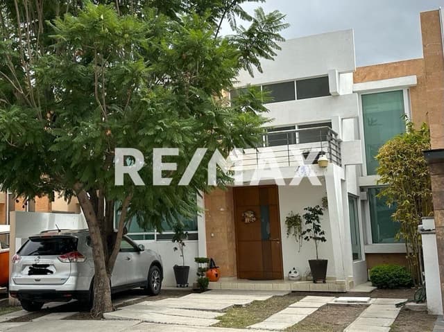 CASA EN VENTA CUMBRES DEL LAGO JURIQUILLA 