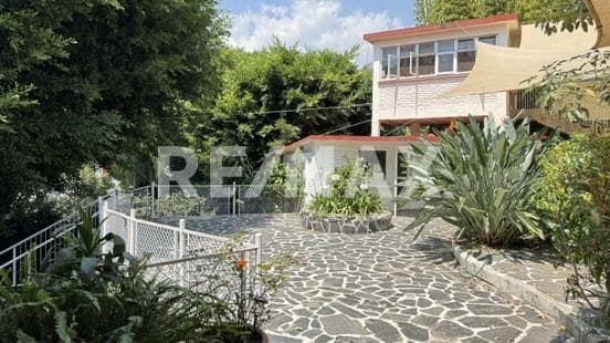 Venta de casa sola con dos bungalows, Norte de Cuernavaca, Morelos...Clave 5650