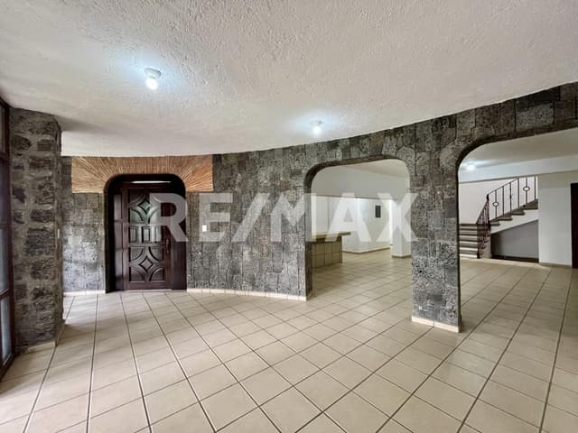 Venta de casa escriturada y con amplio jardín en Ocotepec, Morelos...Clave 5667