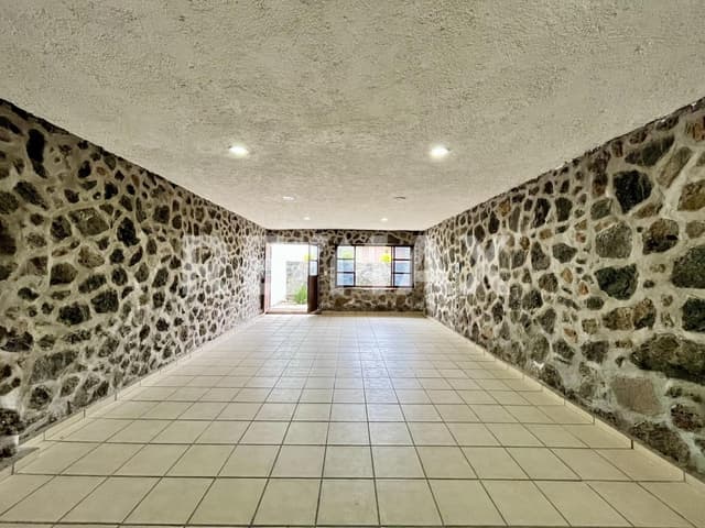 Venta de casa escriturada y con amplio jardín en Ocotepec, Morelos...Clave 5667