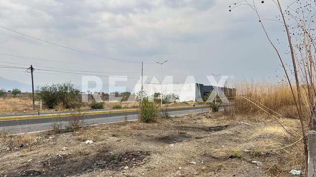 Terreno sobre carretera Tequesquitengo-Jojutla, Tequesquitengo, Morelos...Clave 5675