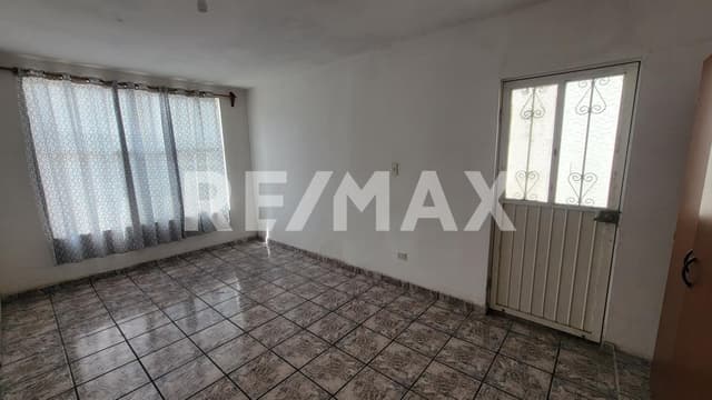 Casa en Venta Fidel Velázquez I, a unos metros de la avenida principal.