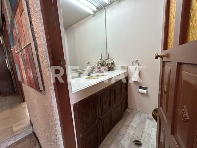 Casa de 3 Niveles Para Actualizar: 4 Recámaras, Estudio y Estacionamiento Techado