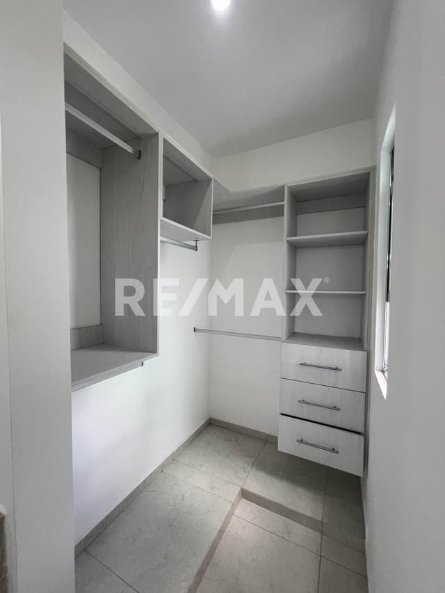 Casa semi-amueblada en venta con recámara en planta baja y alberca en Magnolia