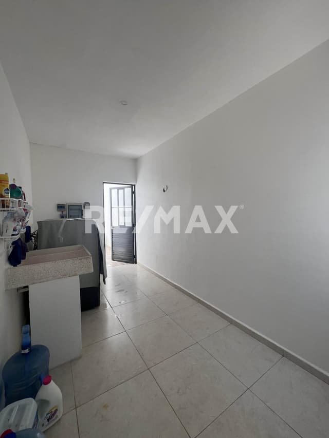 Casa semi-amueblada en venta con recámara en planta baja y alberca en Magnolia