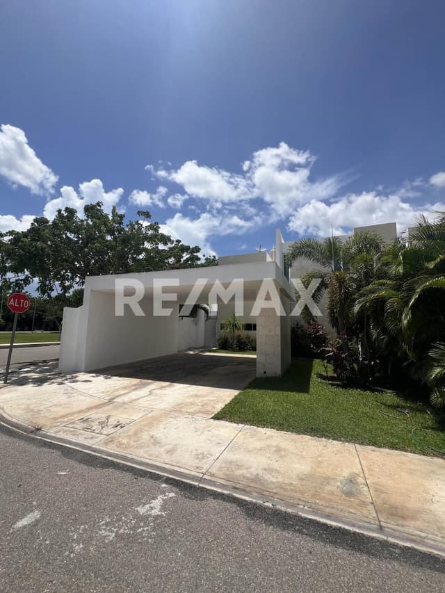 Casa semi-amueblada en venta con recámara en planta baja y alberca en Magnolia