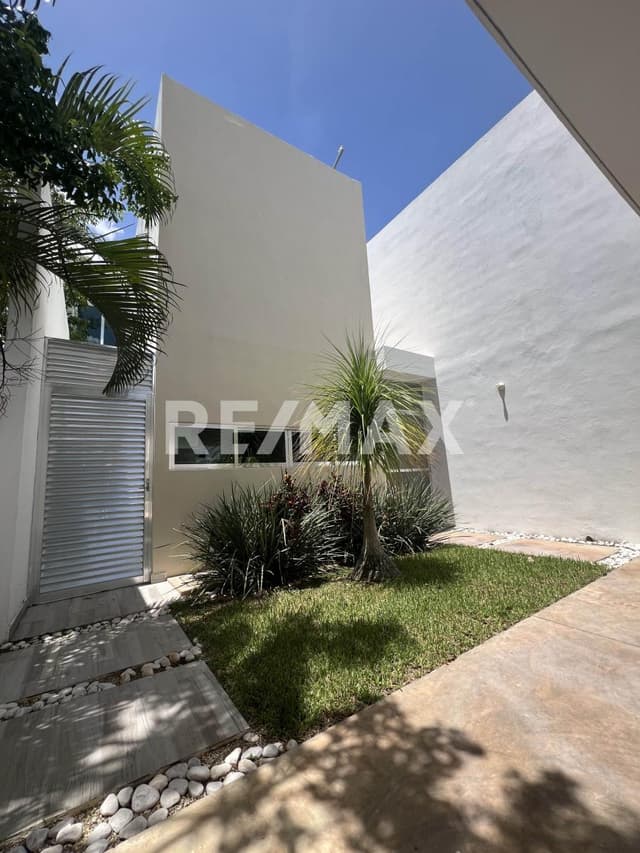 Casa semi-amueblada en venta con recámara en planta baja y alberca en Magnolia
