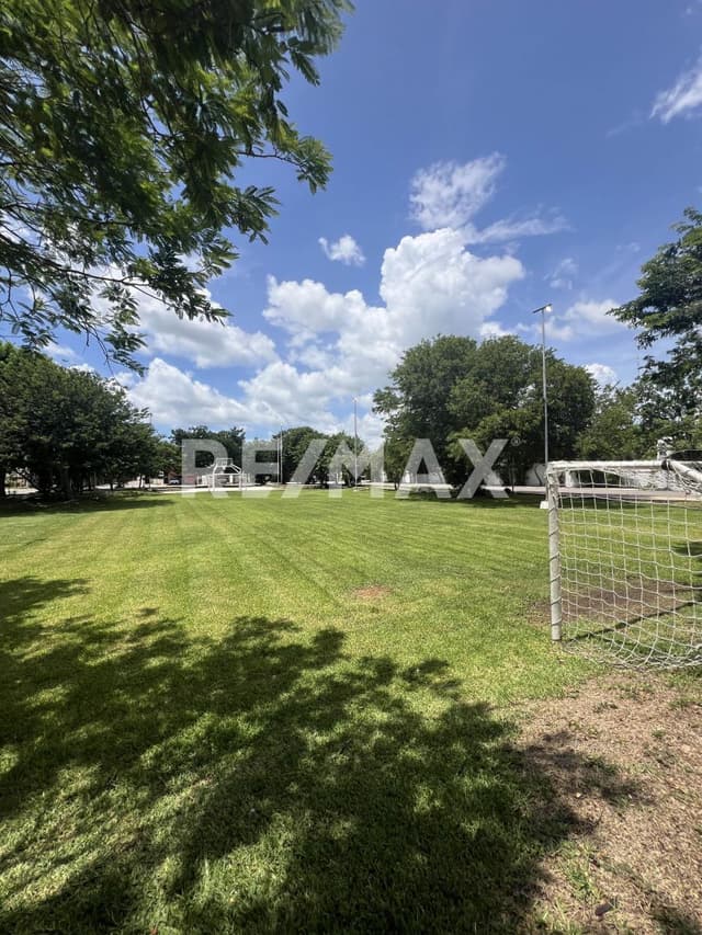 Casa semi-amueblada en venta con recámara en planta baja y alberca en Magnolia