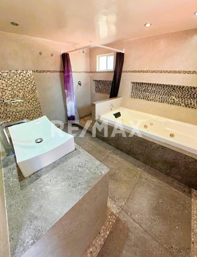 Oportunidad: Casa Remodelada en Venta en Calle Cerrada de Lomas Verdes