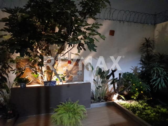 Renta de casa de tres recámaras en Valle de Juriquilla con jardín y Roof con Jacuzzi. Tiene estudio