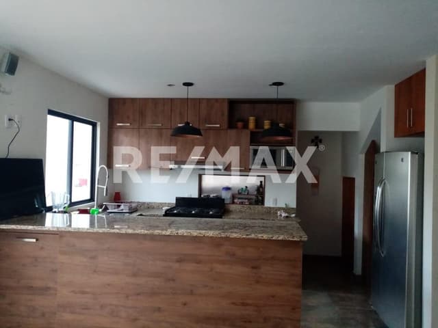 Renta de casa de tres recámaras en Valle de Juriquilla con jardín y Roof con Jacuzzi. Tiene estudio