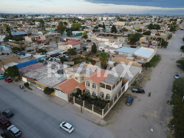 Casa en venta esquina con recamara en planta baja amplio jardín y cochera