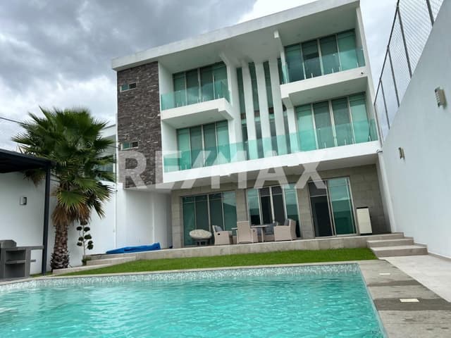 ¡Espectacular casa en venta en Fraccionamiento Burgos, vive el confort y la exclusividad!  A tan sólo 10 minutos de Cuernavaca…Cv 5740