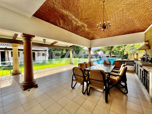 Residencia sola en Delicias estilo Cuernavaca tipo hacienda con vista panorámica...Clave 5748