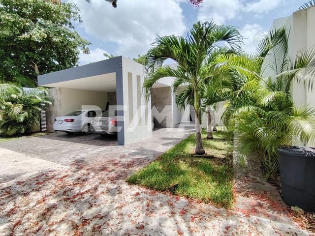 Casa de una planta con alberca y terraza en privada premium al norte de Mérida