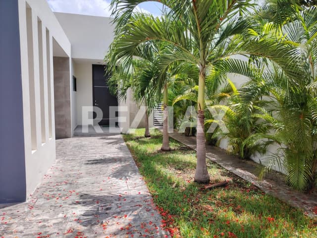 Casa de una planta con alberca y terraza en privada premium al norte de Mérida