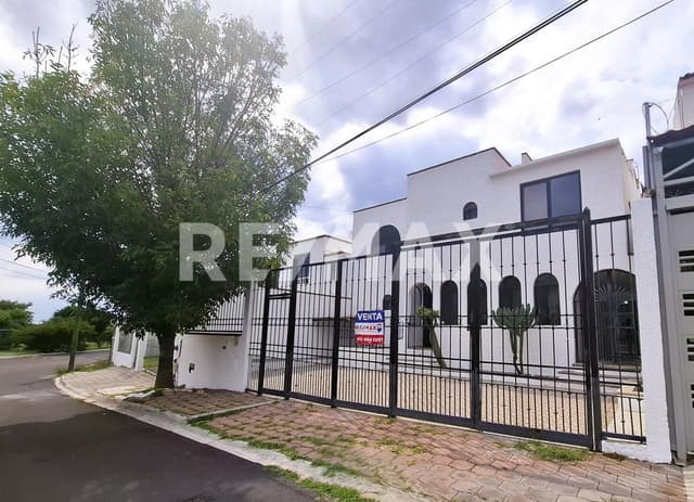 CASA EN VENTA EN PRIVADA JURIQUILLA