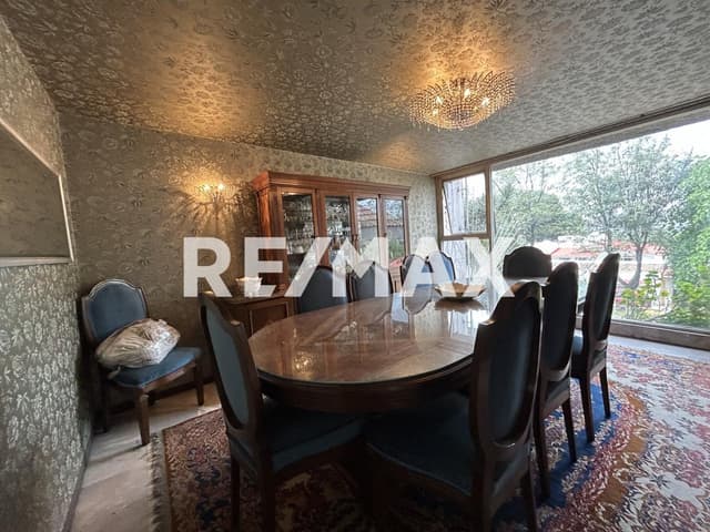 Casa en Renta de Tres Niveles con Cuatro Recámaras y Tres Baños Completo