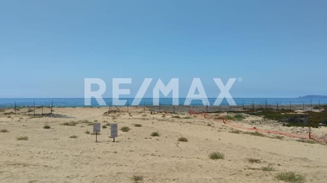 EN venta terreno frente al mar, con acceso a la palya.