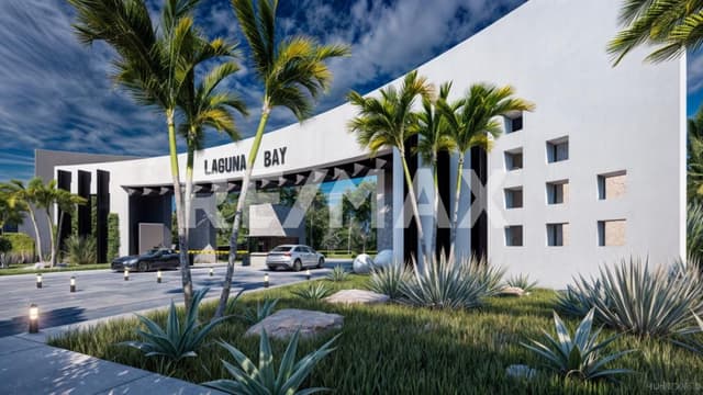 EN venta terreno frente al mar, con acceso a la palya.