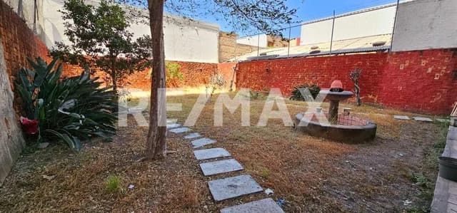 Casa venta a precio de Terreno, Jardines del Bosque, Guadalajara.