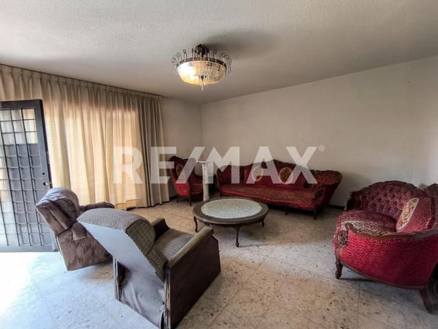 Casa venta a precio de Terreno, Jardines del Bosque, Guadalajara.
