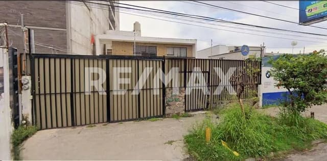 Casa venta a precio de Terreno, Jardines del Bosque, Guadalajara.