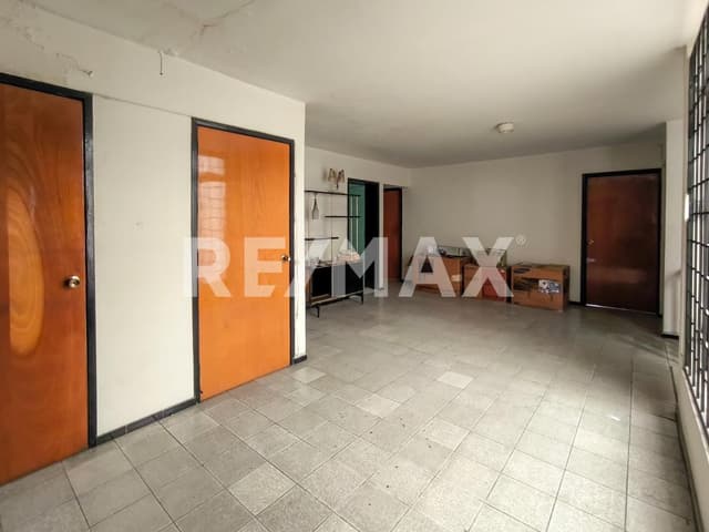 Casa venta a precio de Terreno, Jardines del Bosque, Guadalajara.