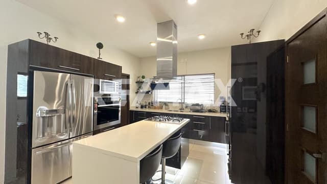 Venta de Residencia Familiar en Exclusivo Fraccionamiento Privado, jiutepec, Morelos...Clave 5798