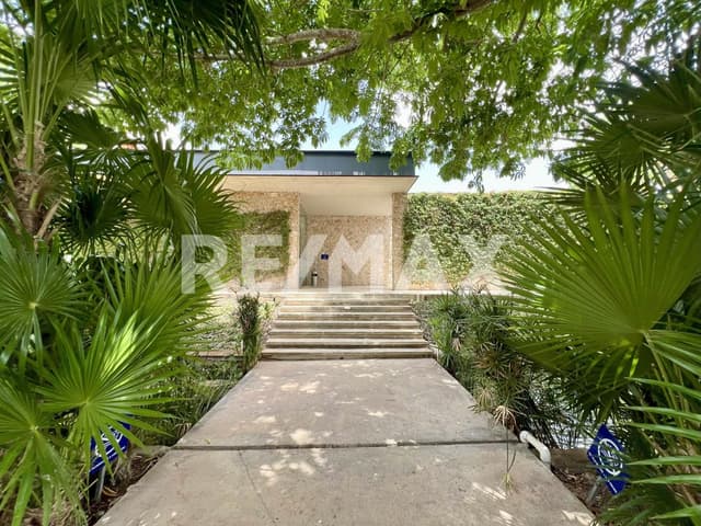 CASA EN VENTA DE UNA SOLA PLANTA CON 3 HABITACIONES Y ALBERCA EN ARBOREA CONKAL