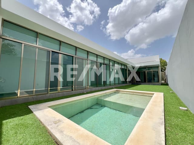 CASA EN VENTA DE UNA SOLA PLANTA CON 3 HABITACIONES Y ALBERCA EN ARBOREA CONKAL