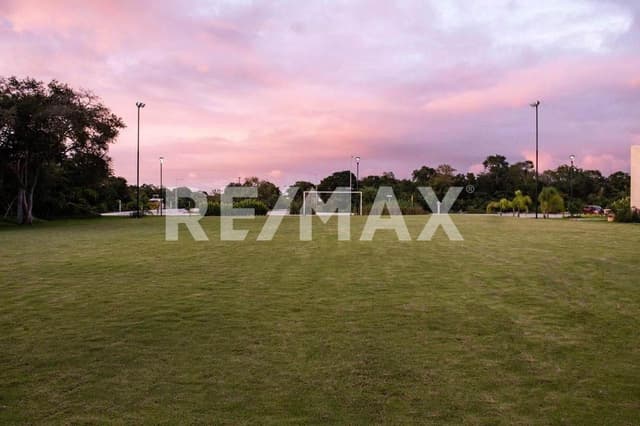 Terreno en Venta dentro Privada Jardines de la Rejoyada, Mérida Yucatán