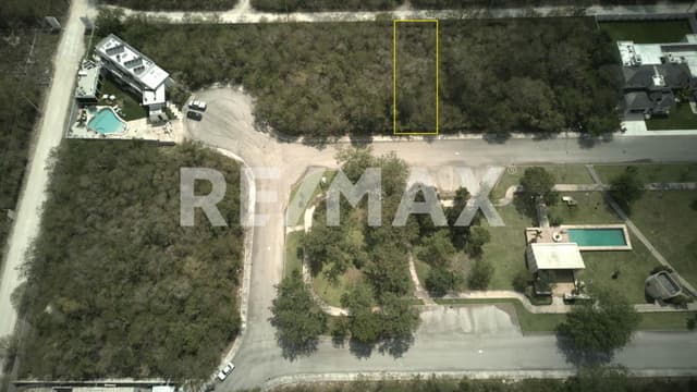 Terreno en Venta dentro Privada Jardines de la Rejoyada, Mérida Yucatán