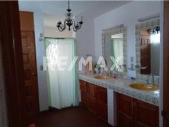 CASA EN VENTA TRES PISOS SANTA RITA CELAYA