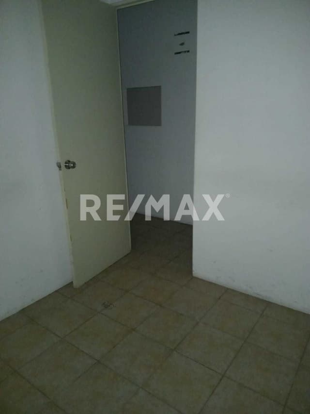 Local Comercial en Renta, Plaza Mayor, Leona Vicario, Metepec, Estado de México.