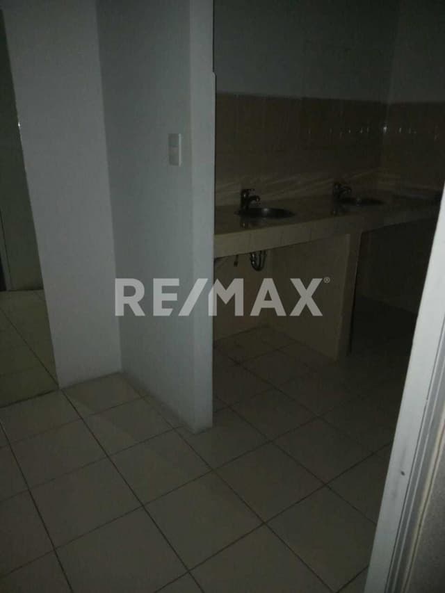 Local Comercial en Renta, Plaza Mayor, Leona Vicario, Metepec, Estado de México.