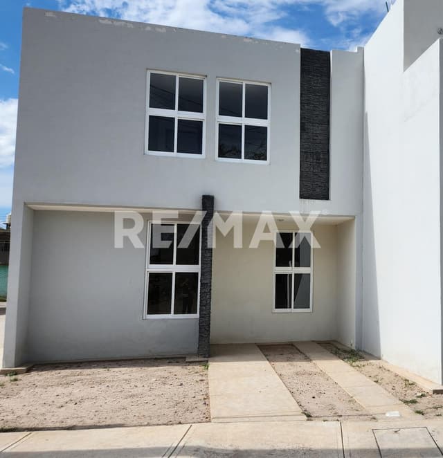 Se vende casa al sur de la ciudad, en el Fraccionamiento Benito Juárez.