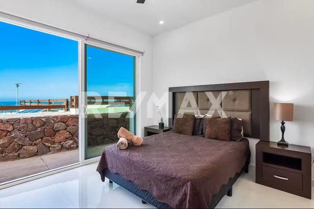 RENTA VILLA EN FRACCIONAMIENTO FRENTE AL MAR DE ROSARITO 