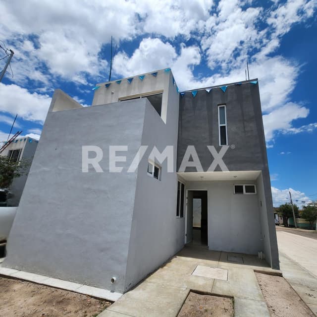 Se vende casa al sur de la ciudad en fraccionamiento Benito Juarez.