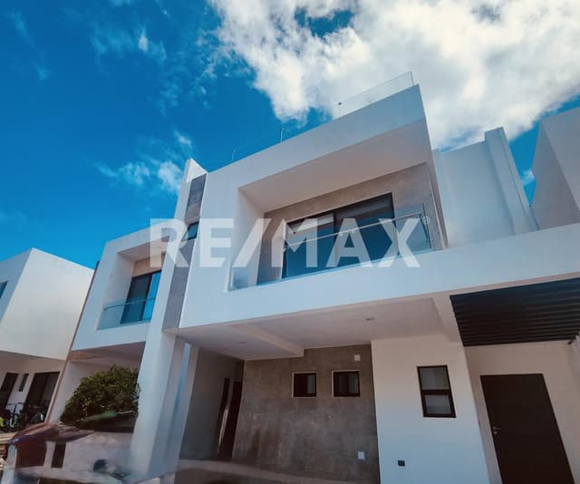 Renta de Cas en Altos Juriquilla con cuarto de servicio y roof garden