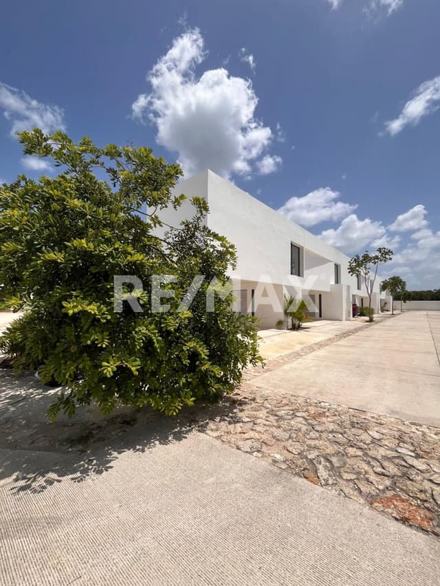 Casa en renta por estrenar en privada Oasis Cholul Yucatán