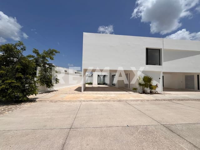 Casa en renta por estrenar en privada Oasis Cholul Yucatán