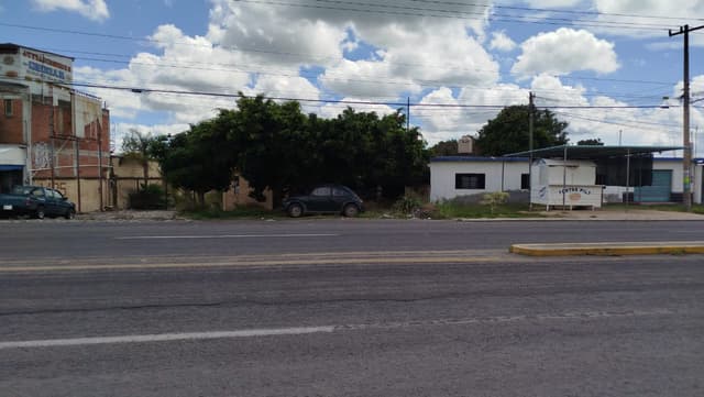 TERRENO CON CONSTRUCCION A BORDO DE CARRETERA