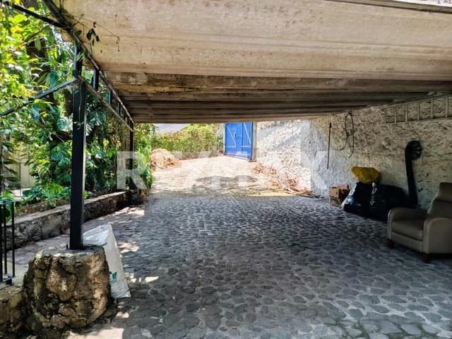 Gran oportunidad de inversión en terreno con casa para remodelar, Lomas de Jiutepec, Jiutepec, Morelos...Clave 5828