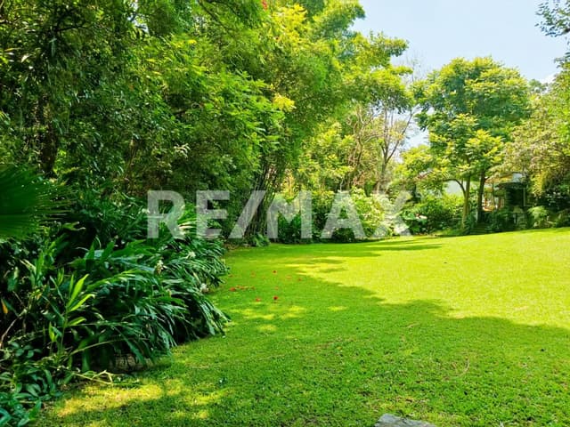 Gran oportunidad de inversión en terreno con casa para remodelar, Lomas de Jiutepec, Jiutepec, Morelos...Clave 5828